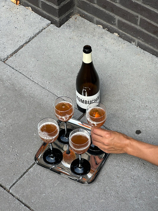 Het verhaal achter KOMBUCHAI: van geen alcohol meer naar een drankje om trots op te zijn